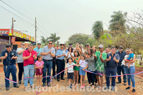 El gobernador de Amambay abogado Juan Silvino Acosta subrayó que el empedrado sobre la calle Padre Pedro Silva es una obra de suma importancia, un trayecto que también buscará acceder a otros lugares de la zona. (Foto: Dirección de Comunicaciones de la Gobernación de Amambay).