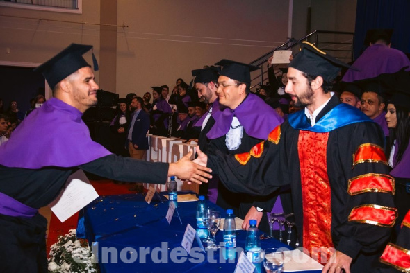 En el Salón de Eventos “Clase A” de Pedro Juan Caballero se graduaron nuevos profesionales especializados en Medicina, quienes cursaron sus estudios en Universidad Central del Paraguay. Carlos Bernardo acompañó la ceremonia. (Foto: Asesoría de Prensa de Universidad Central del Paraguay).