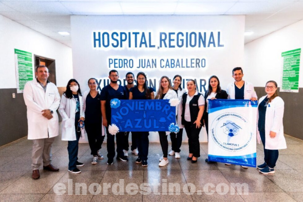 El equipo médico compuesto por el Dr. Carlos Chaparro y el Dr. Aldo Duarte utilizó un catéter insertado a través de la piel con ayuda de imágenes para drenar un absceso hepático complicado en un paciente con colecistitis aguda. (Foto: Ministerio de Salud Pública y Bienestar Social).
