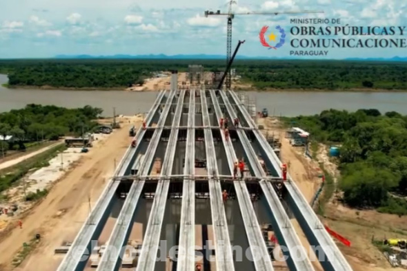 Los trabajos del puente bioceánico avanzan en varios tramos simultáneamente, con actividades que incluyen el hormigonado de vigas riostras, la colocación de armaduras y el montaje de pre losas en diversos vanos. (Foto: Ministerio de Obras Públicas y Comunicaciones).
