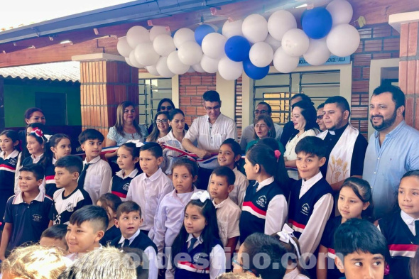 En ambas instituciones fue reconocido el trabajo del licenciado Ronald Enrique Acevedo Quevedo. Las obras inauguradas se encuadran dentro de un programa que beneficia a más veintiún instituciones de enseñanza del distrito de Pedro Juan Caballero. (Foto: Municipalidad de Pedro Juan Caballero).