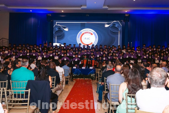En el Salón de Eventos “Clase A” de Pedro Juan Caballero se graduaron nuevos profesionales especializados en Medicina, quienes cursaron sus estudios en Universidad Central del Paraguay. Carlos Bernardo acompañó la ceremonia. (Foto: Asesoría de Prensa de Universidad Central del Paraguay).