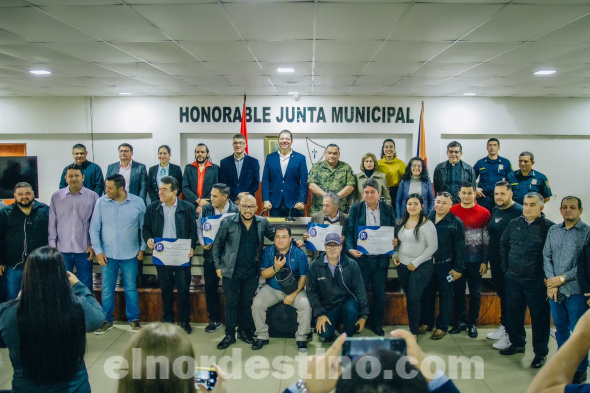 La concejal municipal licenciada Larissa Winckler rindió un merecido homenaje póstumo a profesionales destacados que dedicaron sus vidas al periodismo,  una forma de reconocer el impacto y la importancia del trabajo que les cupo realizar. (Foto: Fanpage de Facebook de Larissa Winckler concejal 2021-2026).