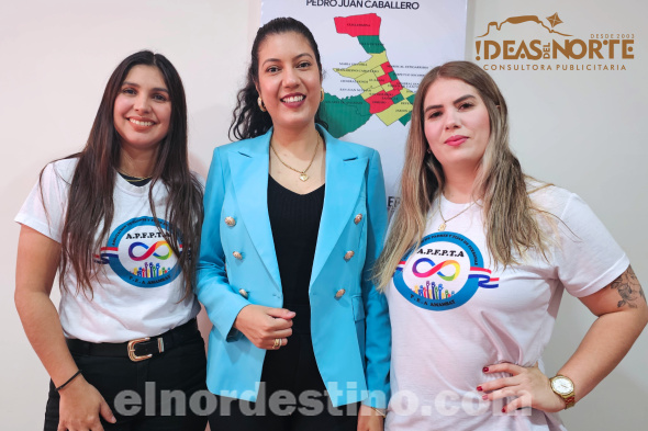 La concejal municipal licenciada Larissa Winckler flanqueda por Fanny Benítez y Mónica González, integrantes de la Fundación de Padres y Familiares de Personas con Transtorno del Espectro del Autismo Del Amambay. (Foto: Diego Lozano para Ideas del Norte Consultora Publicitaria).