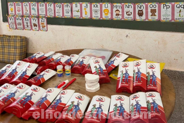 Las charlas son realizadas semanalmente por la odontóloga Rosela Armoa y su equipo de la XIII Región Sanitaria, Amambay, en el marco del plan “Caries Cero”, uno de los indicadores del programa “Hambre Cero”. (Foto: Ministerio de Salud Pública y Bienestar Social).