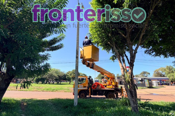 Más de ochenta equipos de alumbrado público fueron reparados por la Administración Nacional de Electricidad (ANDE). Esto servirá para dejar estos lugares con mejor iluminación, un ambiente más agradable y menos peligroso durante la noche. (Foto: Municipalidad de Pedro Juan Caballero).