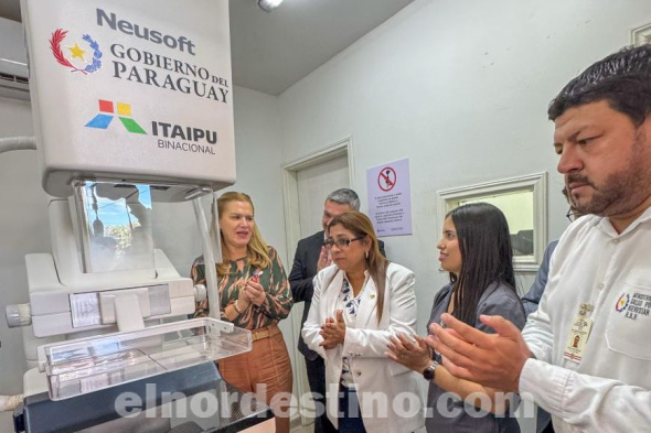 El director del Hospital Distrital de Horqueta Dr. Juan José Giménez destacó que el contar con un primer mamógrafo es un paso fundamental para mejorar la detección precoz del cáncer de mama y cuidar de las mujeres. (Foto: Ministerio de Salud Pública y Bienestar Social).