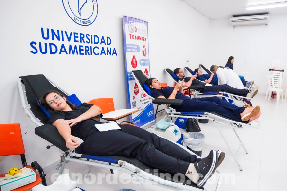 Con la participación de los estudiantes de la Carrera de Medicina, la campaña contribuyó significativamente a las reservas de sangre del sistema de salud, reforzando su capacidad para atender emergencias y tratamientos médicos que requieren transfusiones. (Foto: Marketing de Universidad Sudamericana).