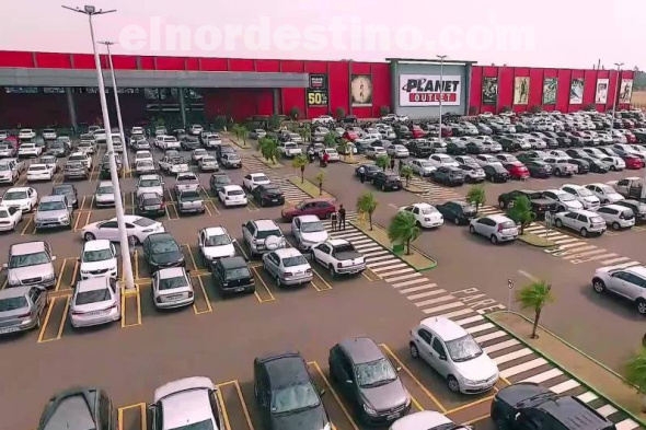Planet Outlet está localizado en la ciudad de Pedro Juan Caballero frente a la línea internacional que la separa de la ciudad brasileña de Ponta Porã. Abierto todo el año, con un horario de funcionamiento especial de 8 a 20 horas. (Foto: Gacetilla de Prensa de Planet Outlet).