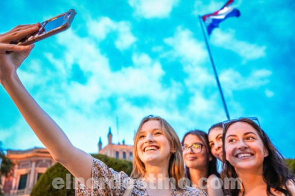 Ante la creciente oferta turística, la directora de Prestaciones Turísticas de la Secretaría Nacional de Turismo Deisy Varela subrayó la importancia de planificar viajes de forma segura y responsable, recomendando el uso de plataformas oficiales como REGISTUR. (Foto: Secretaría Nacional de Turismo).