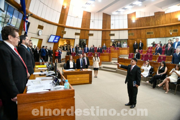 En el transcurso del mes pasado, el abogado Santiago Alfredo Benítez Cáceres prestó juramento ante el pleno de la Cámara de Diputados el nuevo legislador por el Departamento de Amambay. (Foto: Facebook de la Honorable Cámara de Diputados de Paraguay).