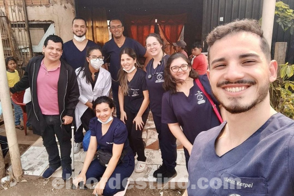 Alumnos y profesionales de Nueva Universidad Sudamericana realizaron una jornada de atención médica en el Comedor San Lorenzo de Pedro Juan Caballero, bajo la coordinación del Dr. Catalino López. (Foto: Gacetilla de Prensa de Nueva Universidad Sudamericana).