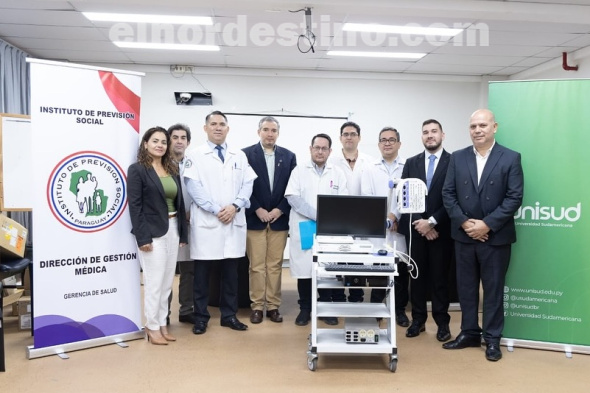 Por el Convenio de Cooperación Interinstitucional entre la Universidad Sudamericana y el Instituto de Previsión Social , se entregó un moderno equipo de Electromiógrafo, Modelo MEB-2300K NIHON KOHDEN, destinado al Servicio de Neurología del Hospital Central - IPS. (Foto: Gacetilla de Prensa de UNISUD).