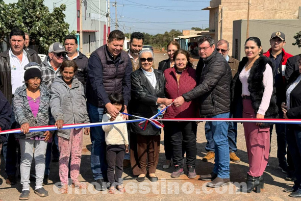 El gobernador subrayó que el empedrado sobre la calle Gabriel Alcaráz es una obra de suma importancia, un trayecto que acerca a la línea internacional y que también buscará que tenga acceso a otros lugares de la zona. (Foto: Dirección de Comunicaciones de la Gobernación de Amambay).
