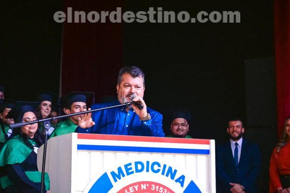 Alumnos de la Carrera de Medicina de Universidad Central del Paraguay recibieron el reconocimiento de una historia escrita con coraje y pasión. Porque ser médico es mucho más que una profesión, es un llamado a transformar vidas. (Foto: Asesoría de Prensa de UCP sede Pedro Juan Caballero).