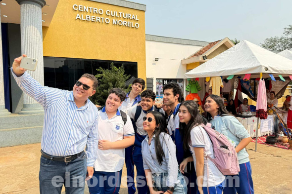 El gobernador del XIII departamento de Amambay abogado Juan Silvino Acosta Benítez participó de la tercera edición de “Agosto, Mes del Idioma Guaraní”, festival artístico en la explanada del Centro Cultural “Alberto Morelo”. (Foto: Dirección de Comunicaciones de la Gobernación de Amambay).