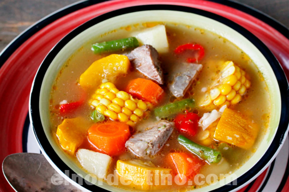 Para conservar el calor corporal en el invierno se recomienda el consumo de platos calientes como sopas o caldos de verduras, de legumbres o infusiones calientes como el té, el cocido o el café. El consumo de estas bebidas no debería sobrepasar las dos tazas por día. (Foto: Vivir Sanamente).
