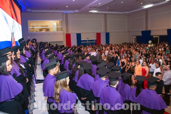 En el Salón de Eventos “Clase A” de Pedro Juan Caballero se graduaron nuevos profesionales especializados en Medicina, quienes cursaron sus estudios en Universidad Central del Paraguay. Carlos Bernardo acompañó la ceremonia. (Foto: Asesoría de Prensa de Universidad Central del Paraguay).