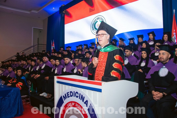 En el Salón de Eventos “Clase A” de Pedro Juan Caballero se graduaron nuevos profesionales especializados en Medicina, quienes cursaron sus estudios en Universidad Central del Paraguay. Carlos Bernardo acompañó la ceremonia. (Foto: Asesoría de Prensa de Universidad Central del Paraguay).