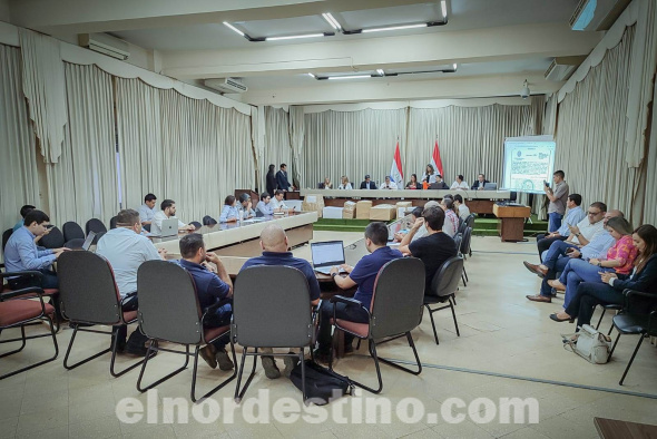 En una reunión crucial con el gobernador de Amambay Juancho Acosta, la ministra de Obras ingeniera Claudia Centurión, comentó los detalles emocionantes de la esperada obra de la Ruta de la Soberanía. (Foto: Ministerio de Obras Públicas y Comunicaciones).