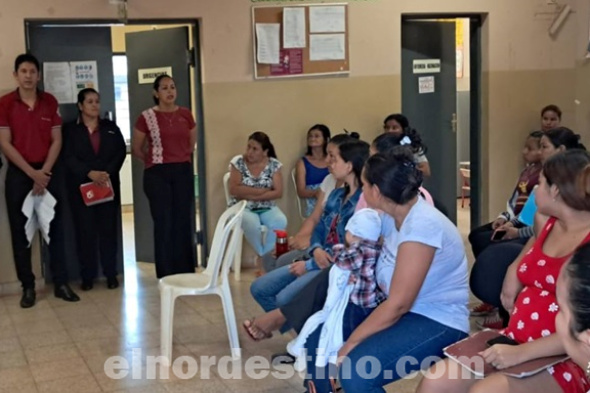 La jornada desarrollada por la Unidad de Salud de la Familia Primavera de Concepción incluyó una charla educativa sobre la importancia de la vacunación contra el virus del papiloma humano y la realización del Papanicolaou. (Foto: Ministerio de Salud Pública y Bienestar Social).