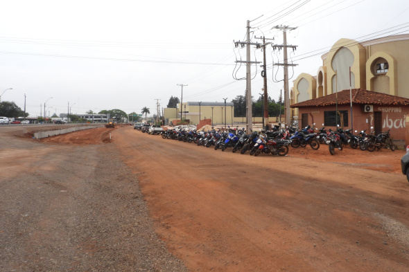 Mientras en Ciudad del Este Shopping China consolida su liderazgo nacional en el sistema de ventas minorista de importados, el nuevo complejo comercial Shopping Dubai de Pedro Juan Caballero sigue sin arrancar. (Foto: Divulgación, tratamiento digital Diego Lozano).