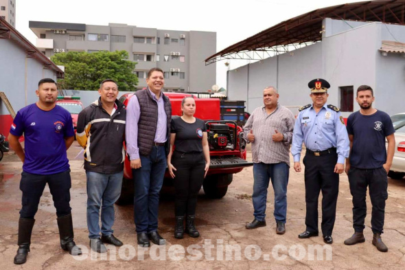 Acompañado del comandante Isidro Zárate y colaboradores, el gobernador del XIII departamento de Amambay abogado Juan Silvino Acosta Benítez entrega equipamiento al Cuerpo de Bomberos Voluntarios Azules. (Foto: Dirección de Comunicaciones de la Gobernación de Amambay).