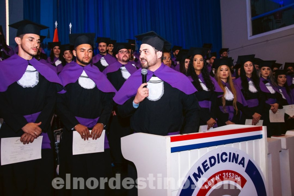 En el Salón de Eventos “Clase A” de Pedro Juan Caballero se graduaron nuevos profesionales especializados en Medicina, quienes cursaron sus estudios en Universidad Central del Paraguay. Carlos Bernardo acompañó la ceremonia. (Foto: Asesoría de Prensa de Universidad Central del Paraguay).