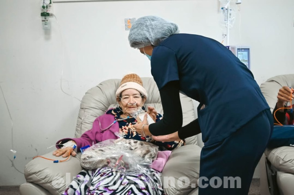 Las Ligas de Oncología y Cuidados Paliativos de Universidad Central del Paraguay sede Pedro Juan Caballero  entregaron kits con frazadas e insumos de higiene personal en el Área de Oncología del Hospital Regional de Pedro Juan Caballero. (Foto: Asesoría de Prensa de UCP sede PJC).