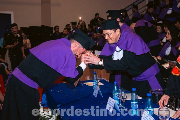 En el Salón de Eventos “Clase A” de Pedro Juan Caballero se graduaron nuevos profesionales especializados en Medicina, quienes cursaron sus estudios en Universidad Central del Paraguay. Carlos Bernardo acompañó la ceremonia. (Foto: Asesoría de Prensa de Universidad Central del Paraguay).