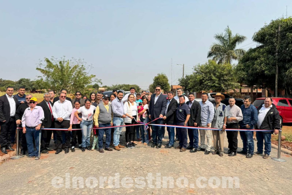 El gobernador de Amambay abogado Juan Silvino Acosta subrayó que el empedrado sobre la calle Paulo Reichardt es una obra de suma importancia, un trayecto que también buscará acceder a otros lugares de la zona. (Foto: Dirección de Comunicaciones de la Gobernación de Amambay).