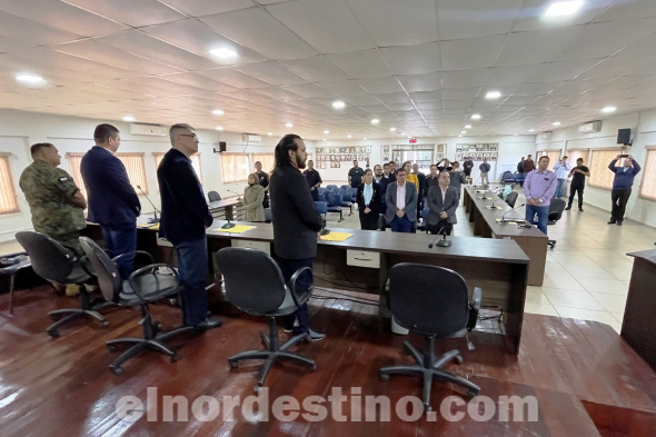 El intendente Ronald Acevedo rindió un merecido homenaje póstumo a profesionales destacados que dedicaron sus vidas al periodismo,  una forma de reconocer el impacto y la importancia del trabajo que les cupo realizar. (Foto: Municipalidad de Pedro Juan Caballero).