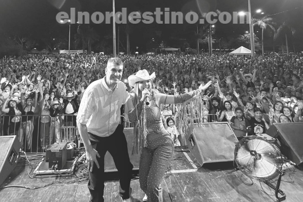 La administración municipal de Ronald Acevedo contrató a la “Reina de la Cumbia” Marilina Bogado y a otros artistas de renombre para que el pueblo de Pedro Juan Caballero celebrase los 126 años de la ciudad. (Foto: Municipalidad de Pedro Juan Caballero).