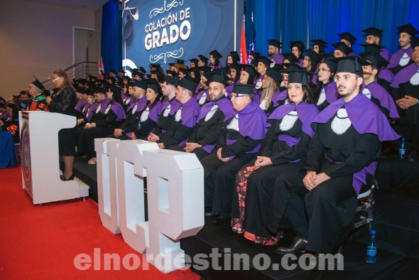 En el Salón de Eventos “Clase A” de Pedro Juan Caballero se graduaron nuevos profesionales especializados en Medicina, quienes cursaron sus estudios en Universidad Central del Paraguay. Carlos Bernardo acompañó la ceremonia. (Foto: Asesoría de Prensa de Universidad Central del Paraguay).