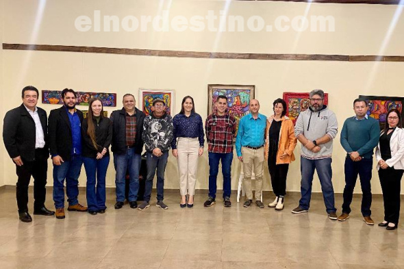 El respetado comunicador social Francisco “Kiko” Mendoza compartió una breve biografía del doctor Mariano Nívoli y del colega Diego Lozano, quienes a su vez explicaron en modo descontraído los alcances del proyecto “Por Argentinito”. (Foto: Departamento de Cultura de Pedro Juan Caballero).