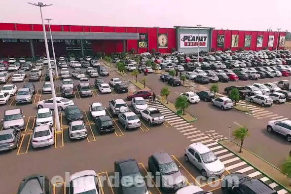 Planet Outlet está localizado en la ciudad de Pedro Juan Caballero frente a la línea internacional que la separa de la ciudad brasileña de Ponta Porã. Abierto todo el año, con un horario de funcionamiento especial de 8 a 20 horas. (Foto: Gacetilla de Prensa de Planet Outlet).