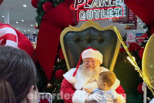 Fotos Gratis: Papá Noel te espera en Planet Outlet de Pedro Juan Caballero, para que puedas eternizar tu saludo con Santa Claus 
