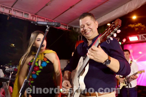 Elvis Presley Pedrojuanino: gobernador Juancho Acosta guitarrea con Grupo Oasis en festejo por los 111 años de Capitán Bado