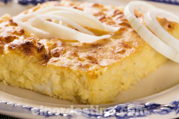 Sopa Paraguaya: Alimento tradicional de la Gastronomía Guaraní, esponjoso y suave, muy similar al pan de maíz