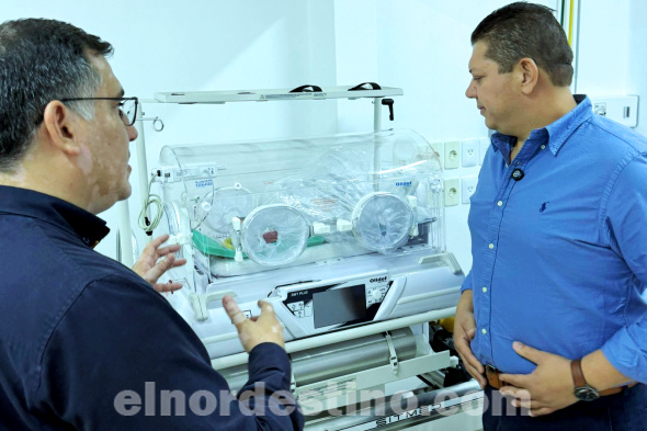 Apenas días antes de su inauguración, Juancho Acosta verifica terapia neonatal que será habilitada en el Hospital Juan Pablo II 