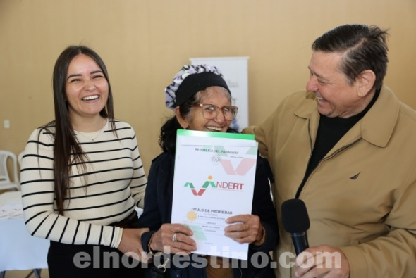 En el Arroyito departamento de Concepción, INDERT entregó un centenar de nuevos títulos de tierra de la reforma agraria