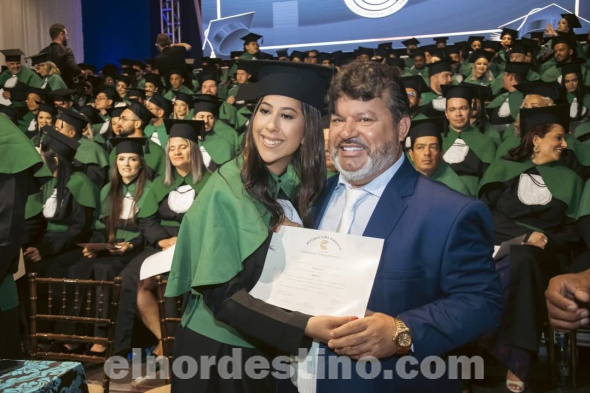 Majestuosidad: Impecable Colación de Grado de Profesionales Médicos recibidos en Universidad Central del Paraguay sede PJC